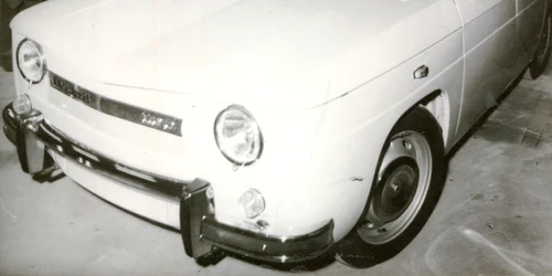 Nicolae Ceauşescu la volanul primului autoturism Dacia 1100 (© „Fototeca online a comunismului românesc”, cota: 169/1968)