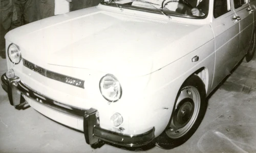 Nicolae Ceauşescu la volanul primului autoturism Dacia 1100 (© „Fototeca online a comunismului românesc”, cota: 169/1968)