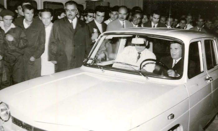 Nicolae Ceauşescu la volanul primului autoturism Dacia 1100 (© „Fototeca online a comunismului românesc”, cota: 169/1968)