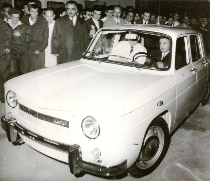 Ceausescu la volanul primei Dacia 1100 realizată în colaborare cu Renault. FOTO: Arhiva Dacia