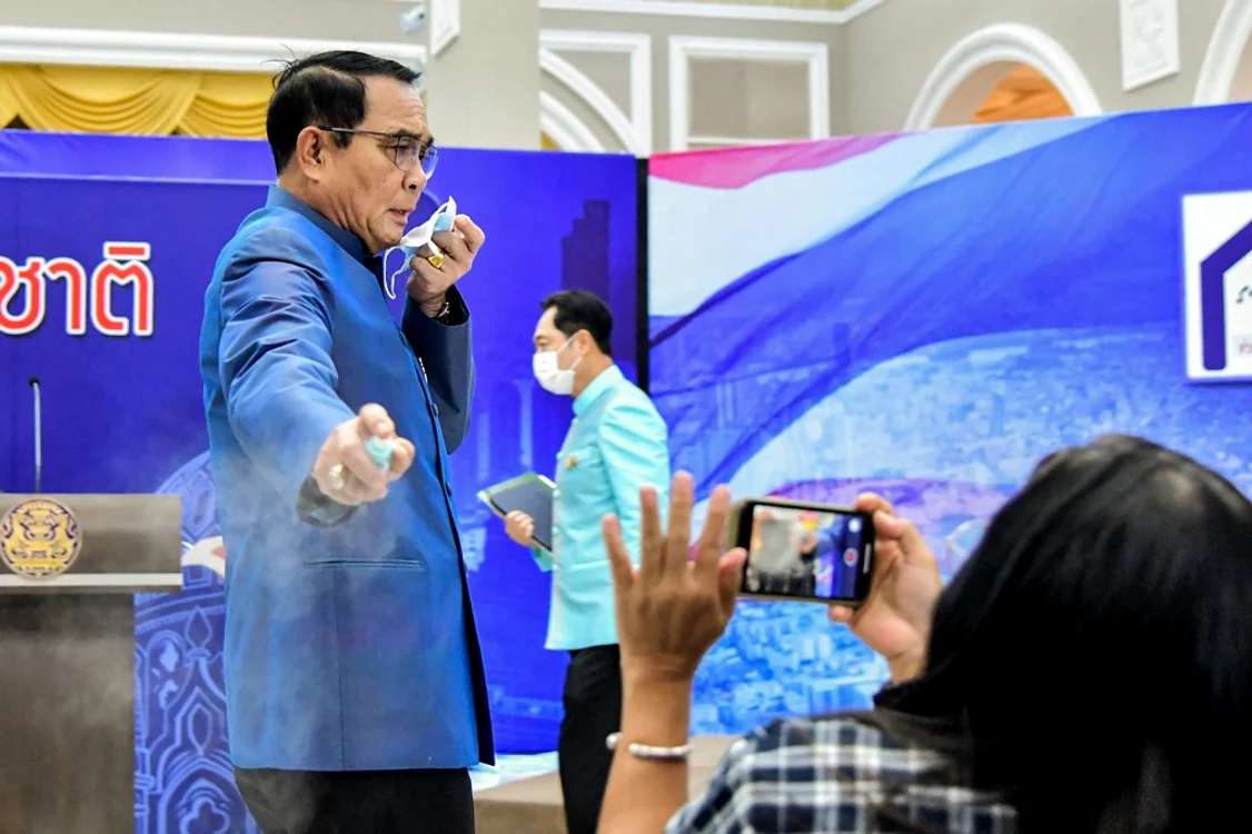 
    Prayuth Chan-ocha s-a enervat pe reporteri și i-a stropit cu igienizantFoto: AFP  