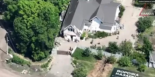 atac ucrainean - soldatii rusi se adăposteau într-o casă / foto captura video