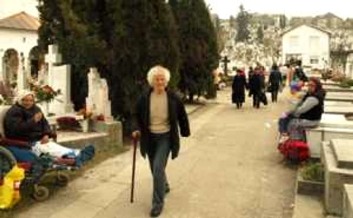 Cerşetorii au invadat cimitirele. Foto: D. G.