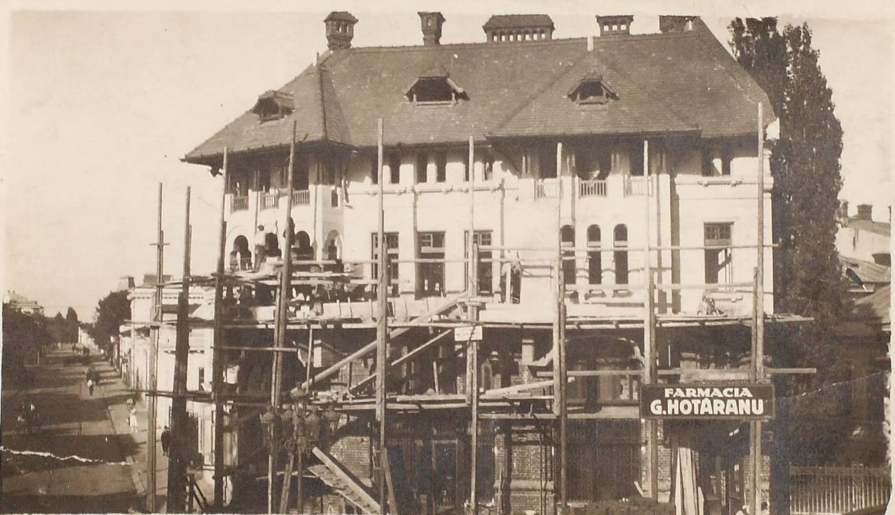 Casa și Farmacia Hotăranu, în construcţie, 1924