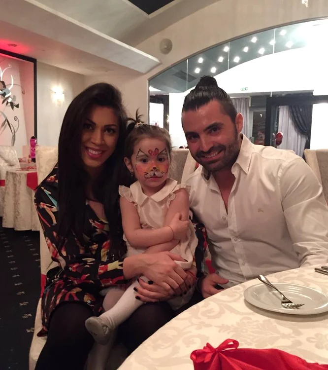 Pepe, alături de soţia Raluca şi de fiica Maria. Luna viitoare, familia artistului se va mări cu încă un membru. Bruneta va naşte încă o fetiţă.