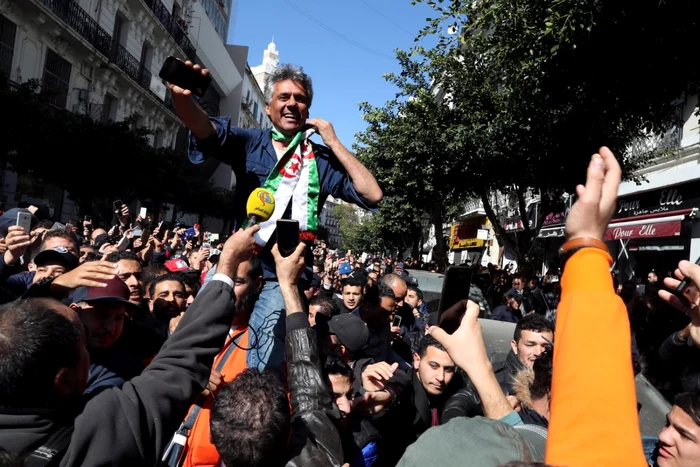 Rachid Nekkaz ridicat pe umeri de protestatari FOTO EPA-EFE