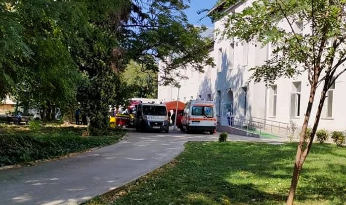 Pacienții așteaptă în ambulanțe să fie evaluați de mediciFOTO: Facebook/ Institutul Marius Nasta