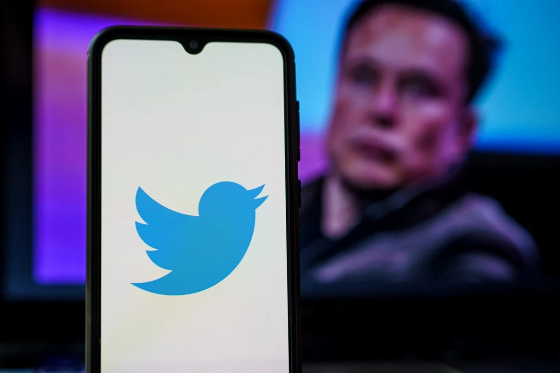 Twitter cu Elon Musk în fundal FOTO SHUTTERSTOCK