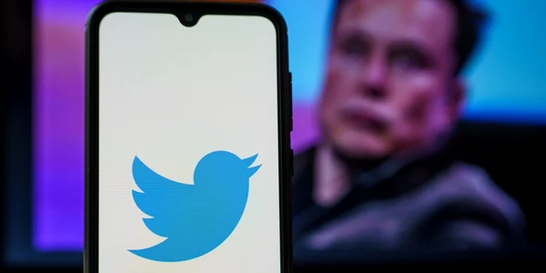 Twitter cu Elon Musk în fundal FOTO SHUTTERSTOCK