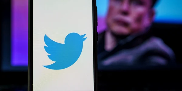 Twitter cu Elon Musk în fundal FOTO SHUTTERSTOCK