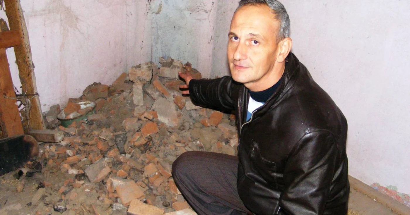 Gheorghe Viaşu arată locul unde era soba de teracotă FOTO Corina Macavei
