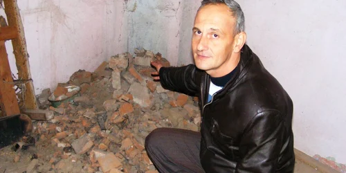 Gheorghe Viaşu arată locul unde era teracota
