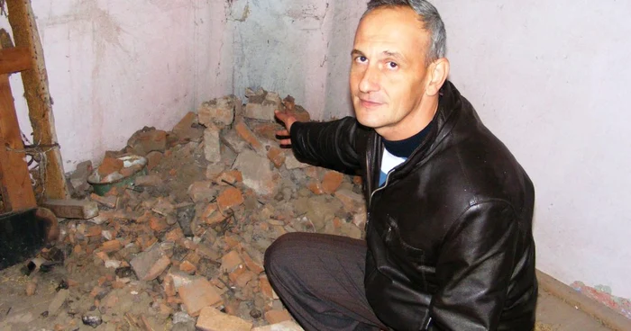 Gheorghe Viaşu arată locul unde era soba de teracotă FOTO Corina Macavei