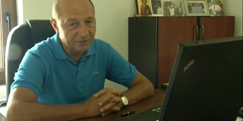 Traian Băsescu răspunde pe Facebook