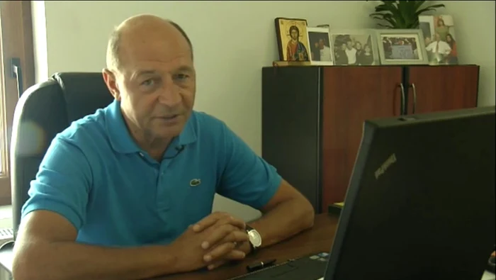 Traian Băsescu răspunde pe Facebook