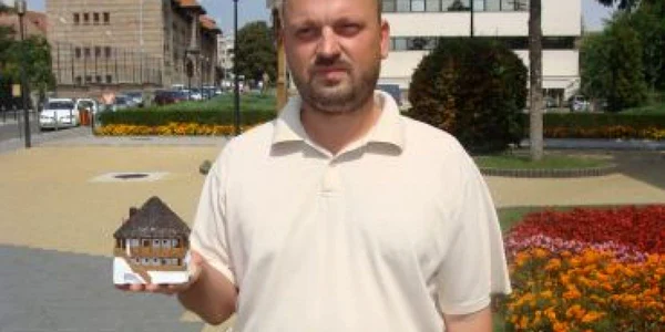 Râmnicu Vâlcea: Daniel Ionescu, ceramistul care construieşte case în miniatură