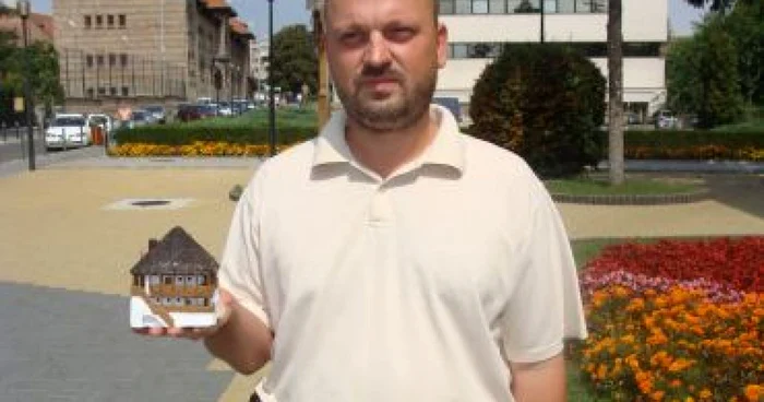 Râmnicu Vâlcea: Daniel Ionescu, ceramistul care construieşte case în miniatură