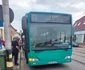 Autobuzul şi tramvaiul au oprit în toate staţiile.