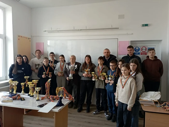 Învățătorul și elevii pasionați de scrabble de la Coșula FOTO Cosmin Zamfirache