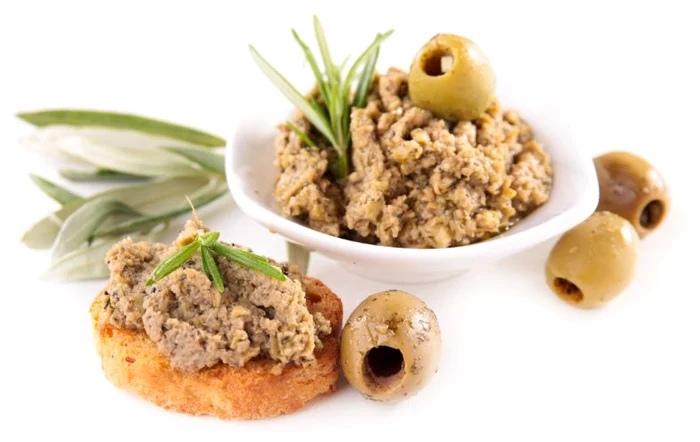 
    Pasta de măsline poate deveni o gustare rapidă pentru tine sau pentru musafirifoto: Shutterstock  