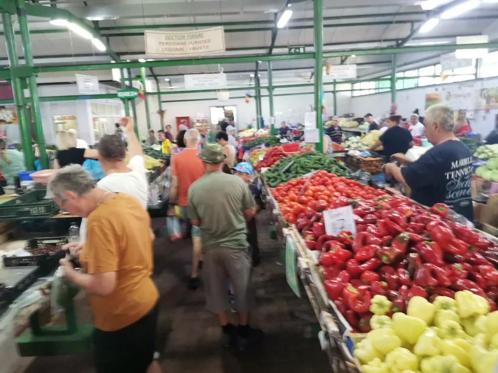 În piață nu mai vin oamenii cu bani, se plâng comercianții FOTO: Alina Mitran