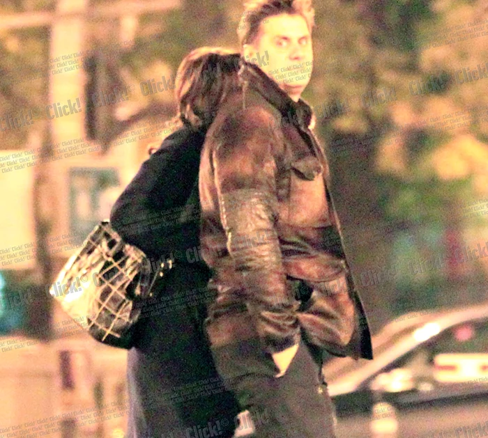 Cei doi au ieşit din hotel ţinându-se de mână. Marian Ionescu a remarcat că este fotografiat şi s-a speriat