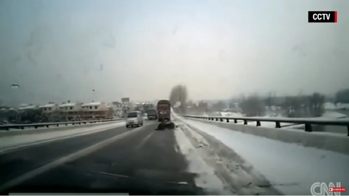 Motociclistul a intrat sub roțile camionului și a fost târât câțiva metri de acesta.Foto CNN