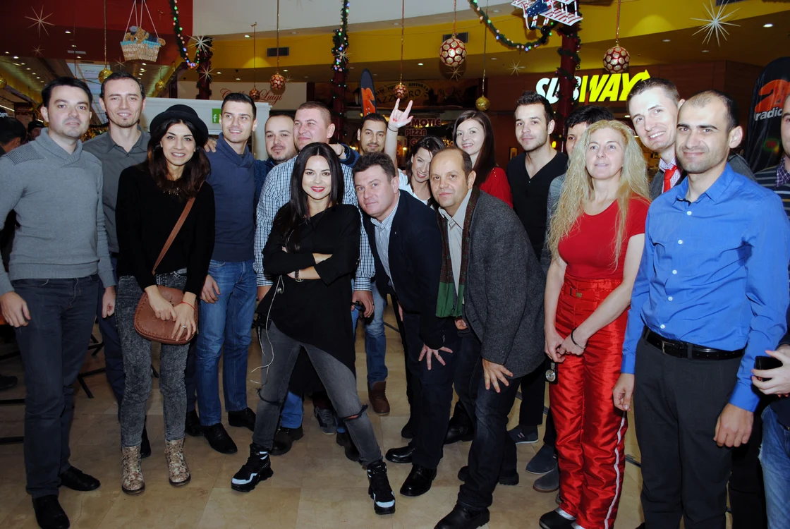 
    Inna şi participanţii la concurs  
