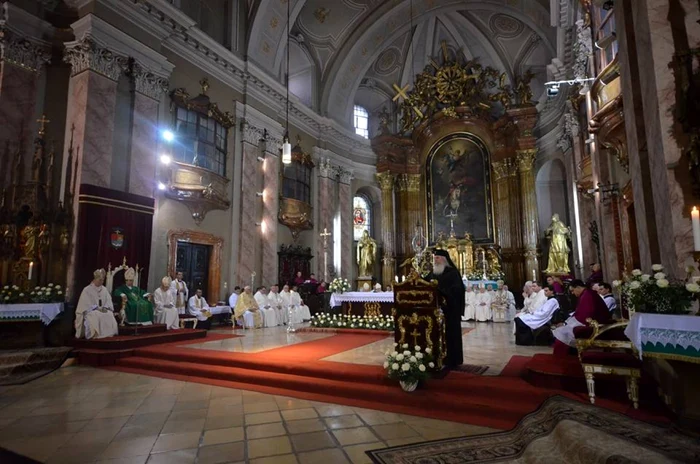 Mitroplitul Corneanu la Domul Catolic FOTO R.Balutescu