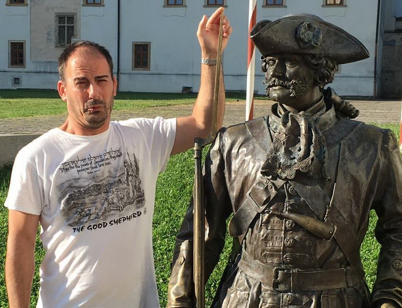 Pedagog de liceu, din Oradea, reţinut pentru agresiune sexuală. A pipăit un elev în sala de sport