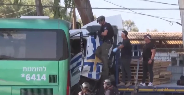 Un camion a intrat într-un grup de persoane din staţia de autobuz- Foto captură video