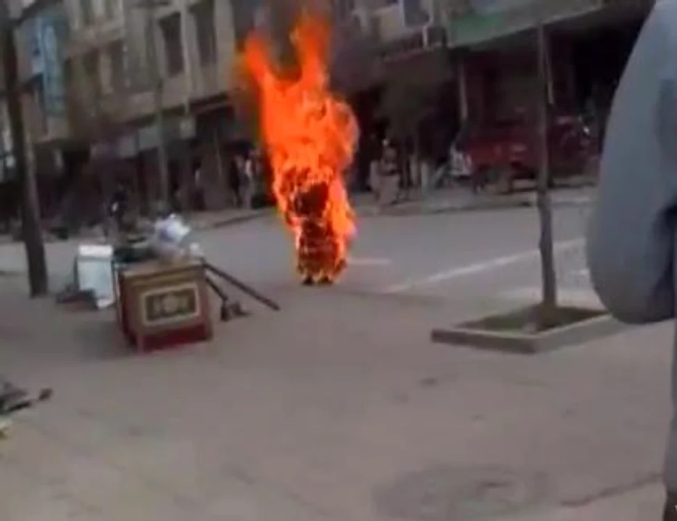 
    Călugăriţa şi-a dat foc în mijlocul străzii  