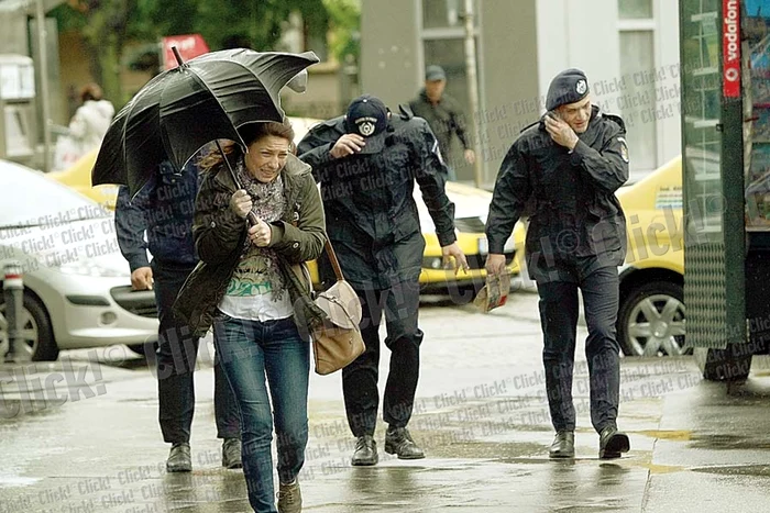 Oamenii au aşteptat mai mult în staţii, fiindcă transportul în comun a avut de suferit din cauza ploii de ieri (Fotografii: Dorin Constanda)