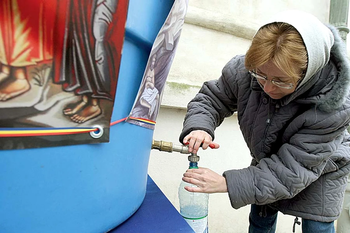 Butoaiele, dar şi crucea împodobită cu flori, au fost scoase în curtea Patriarhiei din Ajunul Bobotezei