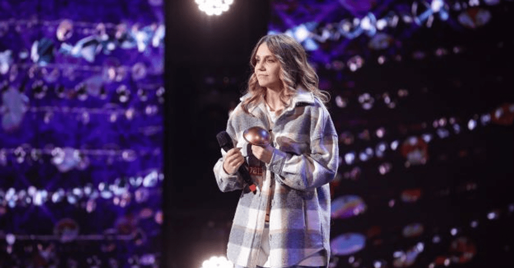  „Românii au talent“: Rebeca, o tânără care a cântat pentru tatăl ei mort, a lăsat-o pe Andra în lacrimi și fără cuvinte VIDEO