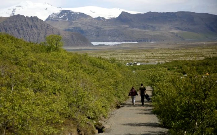 Turişti plimbându-se pe un drum din Skaftafell, în Parcul Naţional Vatnajokull FOTO EPA-EFE