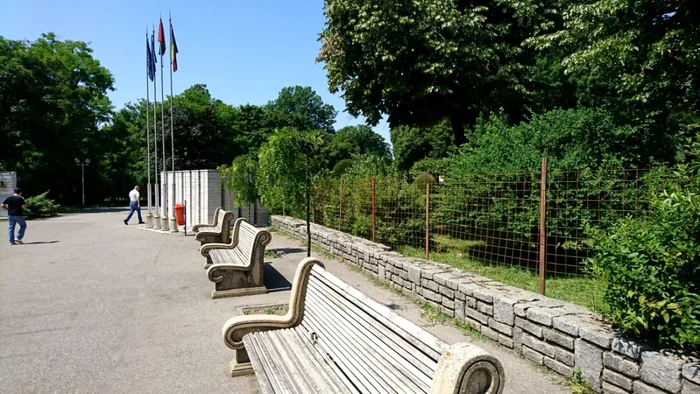 Parcul Central a fost împrjmuit cu un gard. Pot începe lucrările