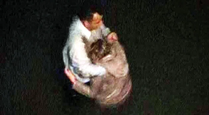 Marius a stat 20  de minute în apă,  alături de tânără,  până au sosit pompierii