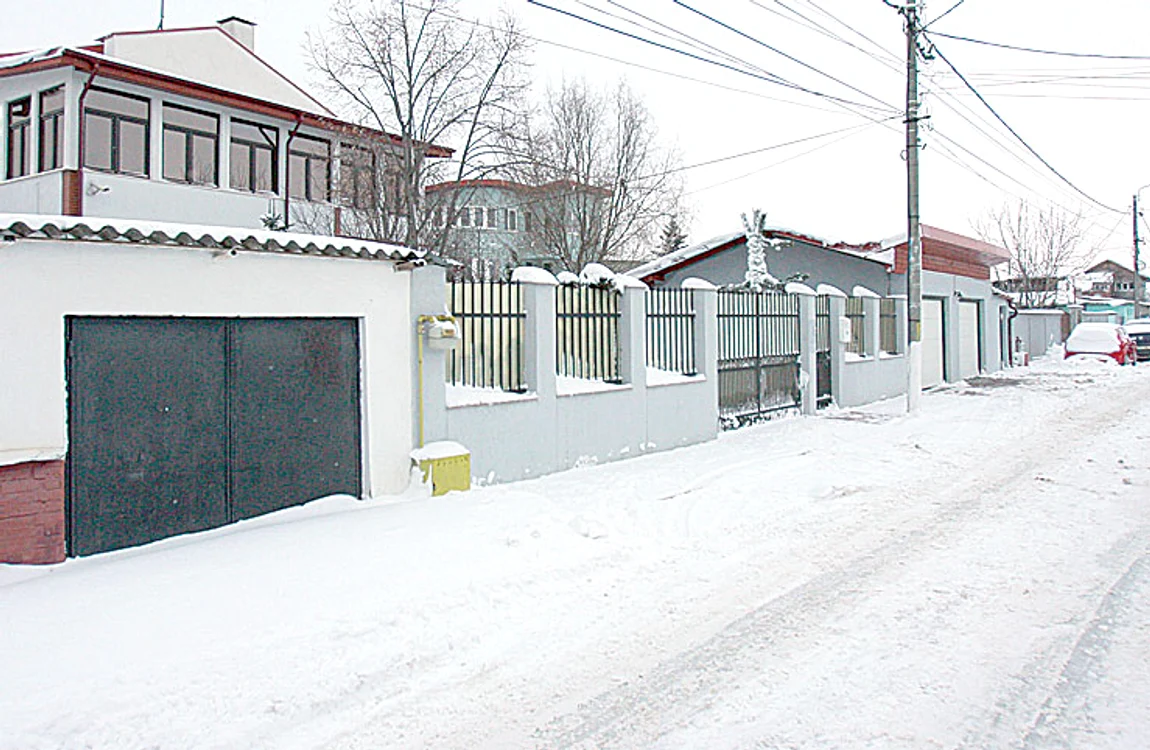 Trotuarul din faţa casei edilului  din Voluntari nu era curăţat