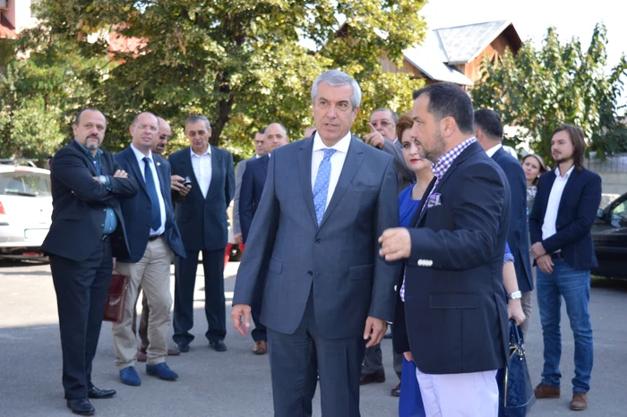 Călin Popescu Tăriceanu a comentat situaţia manualelor lipsă la deschiderea anului şcolar de la Colegiul Carmen Sylva din Ploieşti. FOTO Dana Mihai