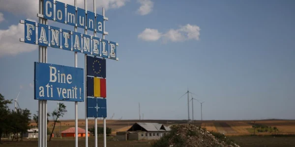 Fiecare dintre turbinele eoliene de la Fântânele este înaltă de 100 de metri şi are un diametru al rotorului de 99 de metri FOTO Adevărul