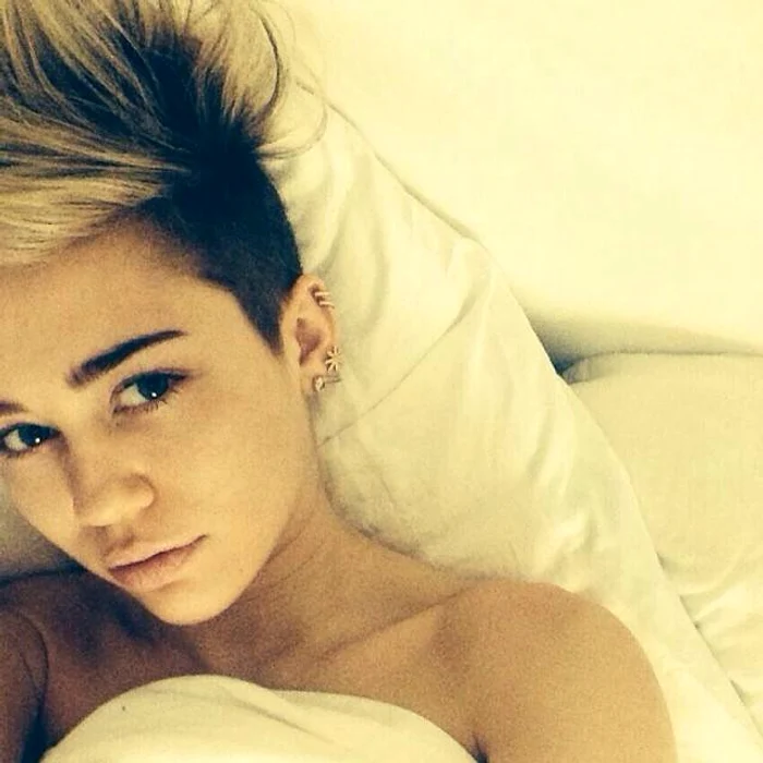 
    Miley Cyrus se laudă cu un piept 100% naturalFoto Arhivă Personală  