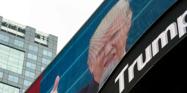 Proiectie in Times Square din New York de la investitura lui Donlad Trump FOTO AFP