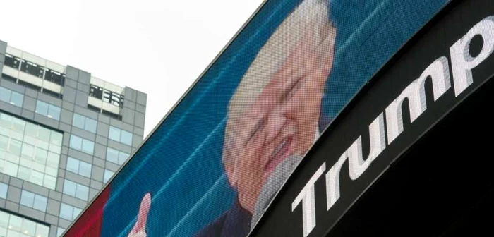 Proiecţie în Times Square, din New York, de la învestitura lui Donlad Trump FOTO AFP