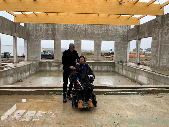 Mihai Neșu îl are lângă el pe prietenul George Ogăraru (Foto: Facebook / George Ogăraru)