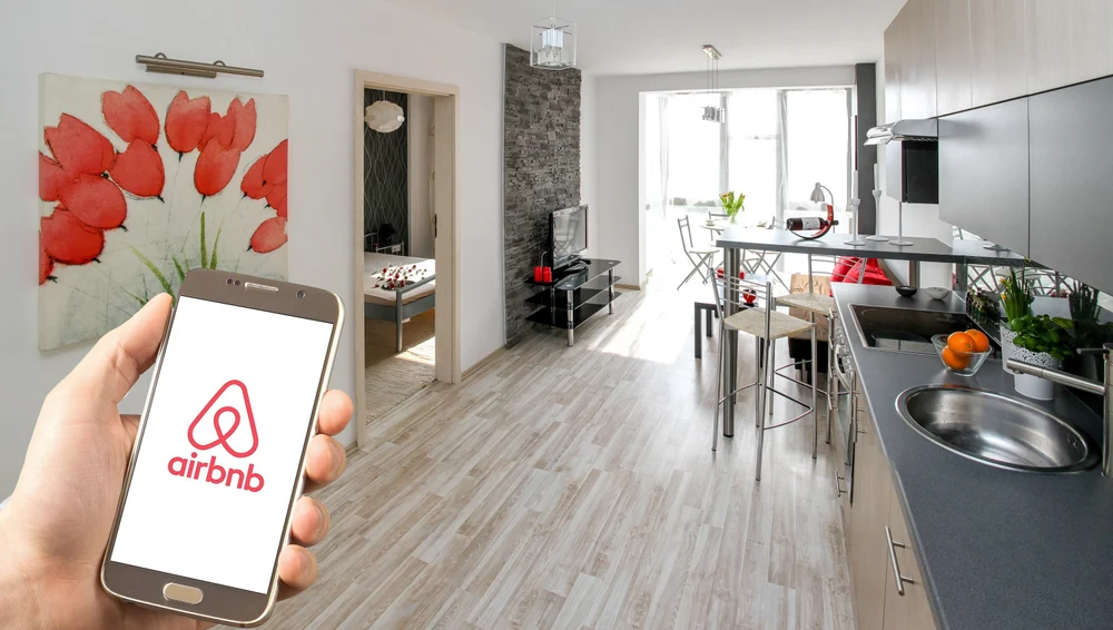Tot mai mulți turiști reclamă aceeași metodă de înșelăciune pe Airbnb: „gazdele” cer banii în avans