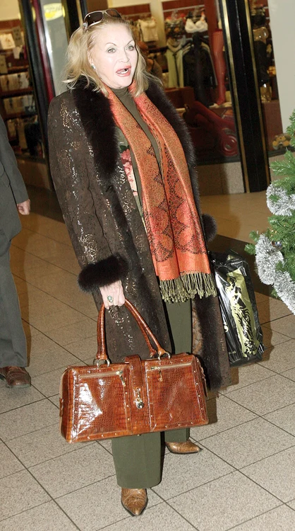 2006. Geantă din piele de crocodil, ciocate, haină din brocart cu inserţii de blană, accesorii scumpe. Aşa ieşea “Mama Zina” în oraş în vremurile bune
