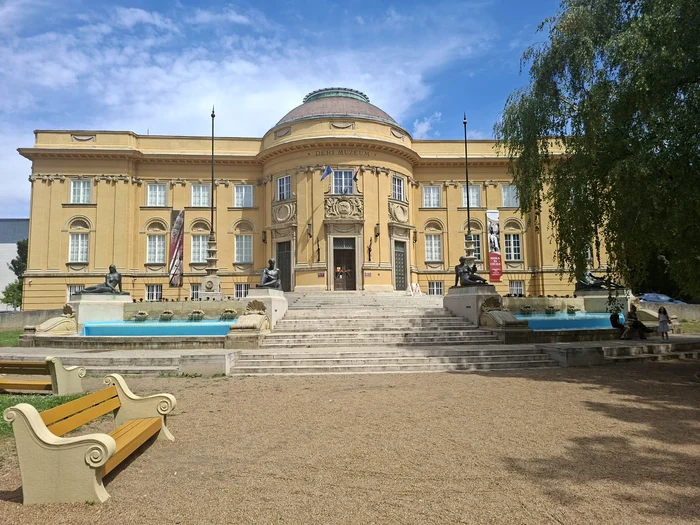 Cladirea care adăposteste expozitiile muzeului
