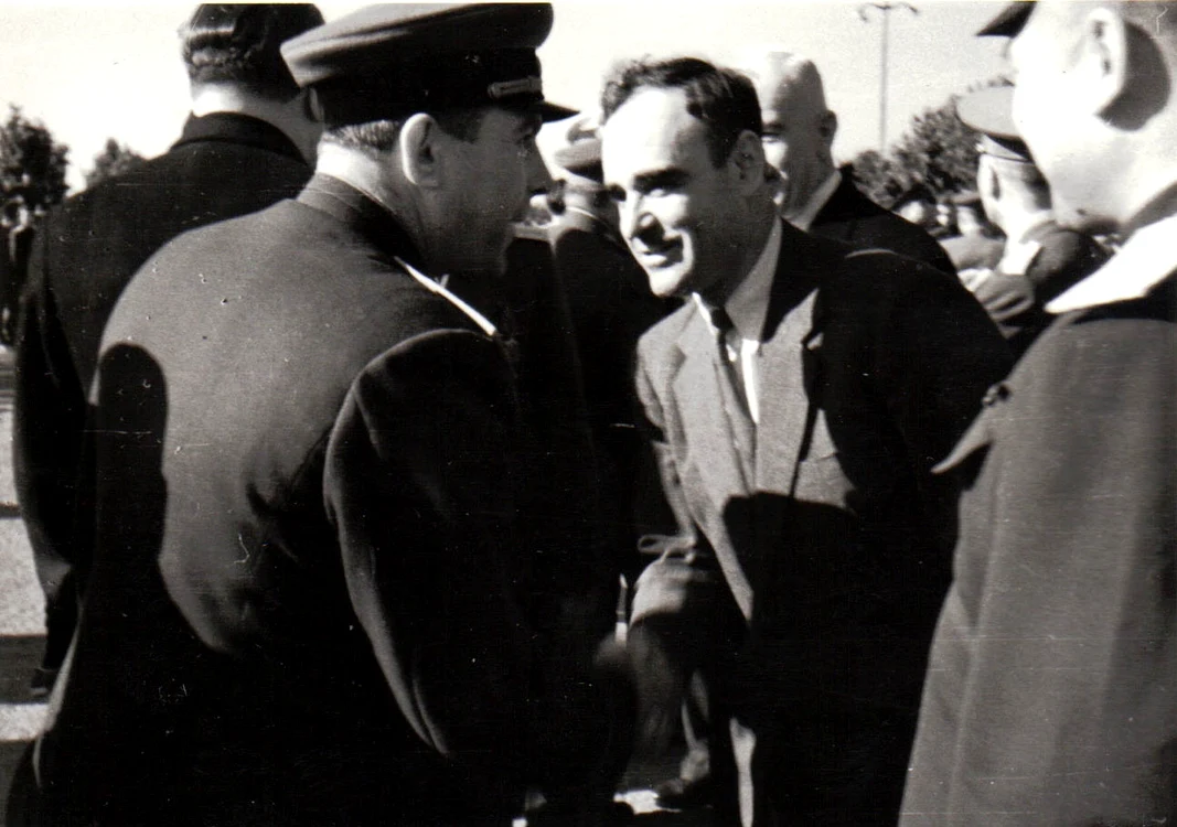 Gheorghe Gheorghiu-Dej se întreţine cu generalul sovietic Susaicov,  cu prilejul festivităţilor de 9 Mai,  „ziua victoriei asupra fascismului” (9 mai1945)