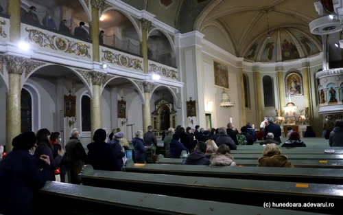 slujba de inviere biserica romano catolica din hunedoara foto daniel guta adevarul